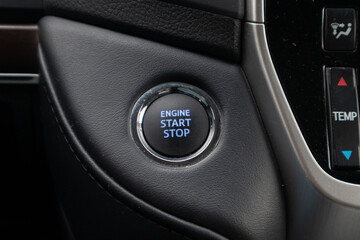 Start-stop button. Keyless system. Black plastic interior.