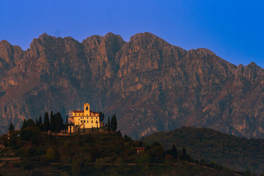 Il Monte Resegone fa da sfondo al Santuario di Montevecchia durante il tramonto.