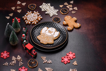 Obraz na płótnie Canvas Home festive Christmas table decorated by toys and gingerbreads