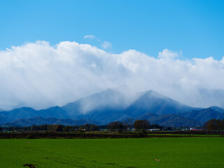 山と雲