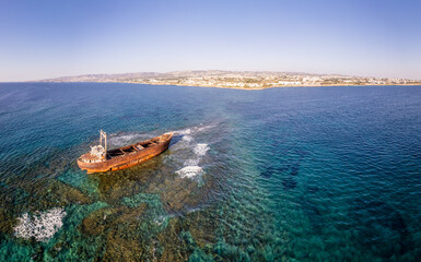 MV Demetrios II vrachtschipwrakken op de koraalriffen tussen de zeegolven, Paphos, Cyprus