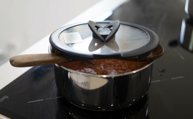 ミートソースの入った蓋をした鍋