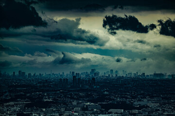 雲に覆われる東京の街