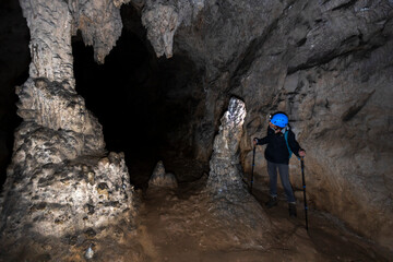 Obraz premium Woman Tourist Hiking Underground Discovering Beauty of Speleology
