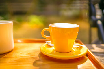 木の机に置かれたコーヒーカップ