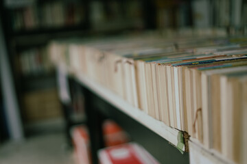 たくさんの古い本が並ぶ棚