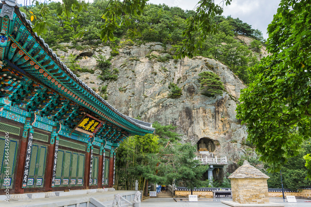 Wall mural 경상북도 군위군 군위 아미타여래 삼존석불. 제2석굴암. 국보 제 109호. 보이는 사찰은 부계사 비로전.