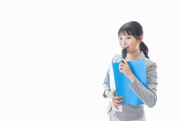 プレゼンをする若いビジネスパーソン