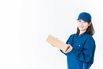 荷物をデリバリーする女性