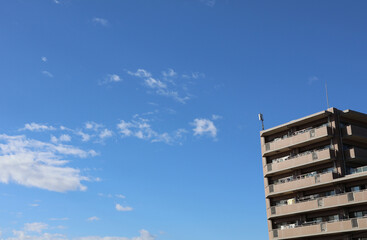 マンションと青空