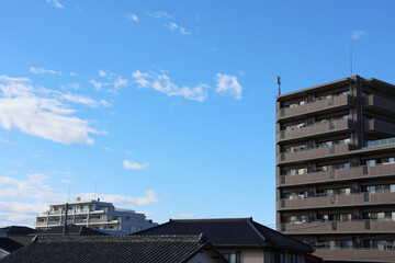 マンションと青空