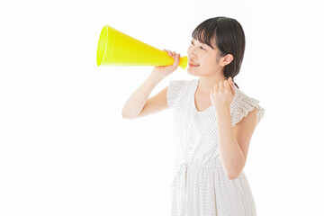 メガフォンを使い応援をする若い女性