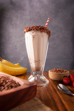 Esquimo. Cold drink made from sweetened, flavored and whipped milk to achieve a very foamy and homogeneous consistency, very popular in Mexico, similar to a milkshake made with ice cream.