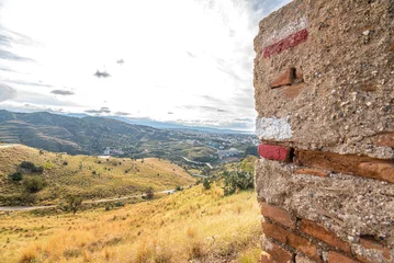 Deurstickers Traccia del sentiero Calabria su un muretto di un rudere in cima alla collina di Pentimele con vista su Reggio Calabria © fulviodegregorio