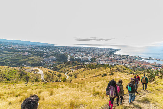 Panorama di Reggio Calabria vista dalla collina di Pentimele con escursionisti che scendono il sentiero