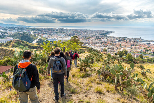 Panorama su Reggio Calabria dalla collina di Pentimente con gruppo di escursionisti sul sentiero di spalle