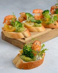 bruschetta with shrimp and broccoli