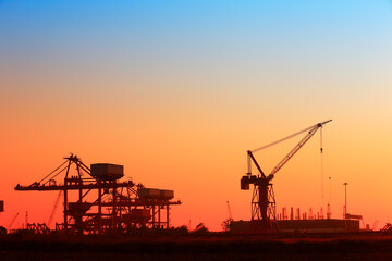 Obraz premium Port crane unloading container ships