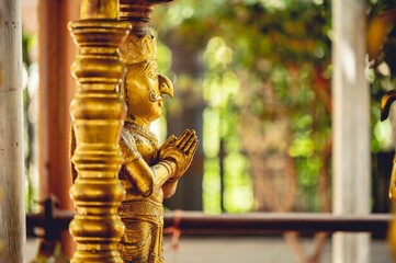 Nahaufnahme von hinduistischen Gottstatuen, die mit Gold bedeckt sind und in hinduistischen Tempeln gefunden wurden
