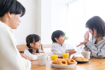 テーブルを囲む家族