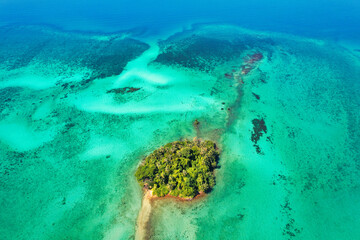 透明度抜群のビーチを上空から眺める　タイ・マーク島
