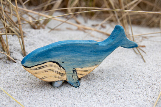 Wal aus Holz am Strand