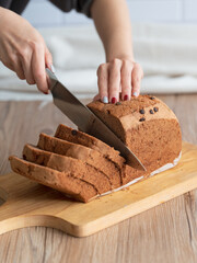 Cut the toast with a knife