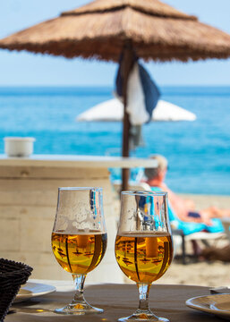 Copas de cerveza en la playa