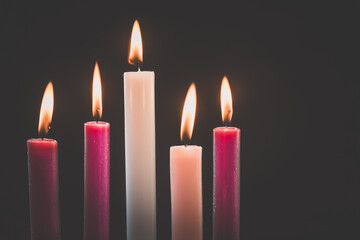 5 candles burning on tradition christian advent wreath, black background - 546498536
