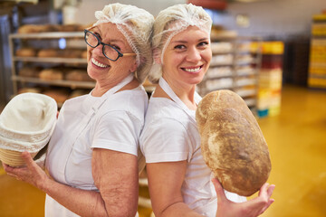 Zwei Bäckerinnen freuen sich über gesundes Biobrot