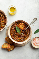 assiette de soupe de lentilles, carottes et tomates fait maison à la sauge