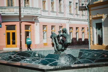 Schöner Wasserbrunnen mit Skulpturen in einer Stadt an einem sonnigen Tag