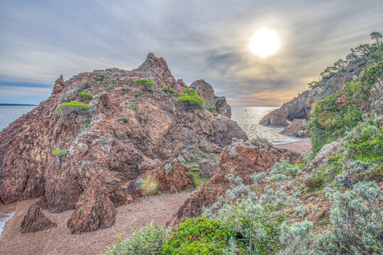 Coucher de soleil sur la mer et sur la pointe de l'aiguille rouge sur la C&ocirc;te d'Azur pr&egrave;s de Cannes