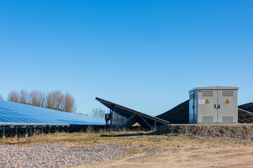 Fototapeta na wymiar Schleswig-Holstein, Deutschland, März 2022 Photovoltaikanlage zur Stromerzeugung am Rande einer Autobahn, Schild Baustelle Solarpark
