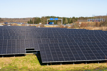 Schleswig-Holstein, Deutschland, März 2022 Photovoltaikanlage zur Stromerzeugung am Rande einer...