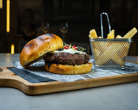 Hamburguesa Gourmet acompa&ntilde;ada con yucas fritas
