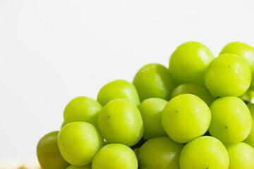 皿の上に盛ったシャインマスカット