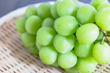 皿の上に盛ったシャインマスカット