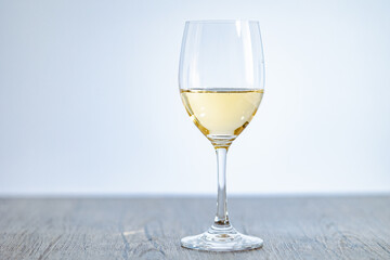 グラスに入れた白ワイン