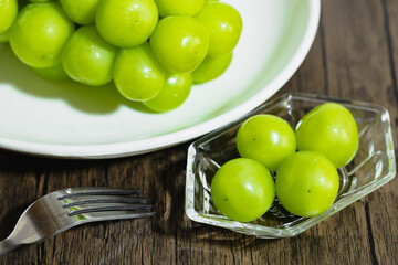 大・小皿に盛ったシャインマスカット