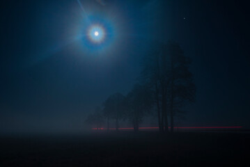 pełnia księżyca we mgle