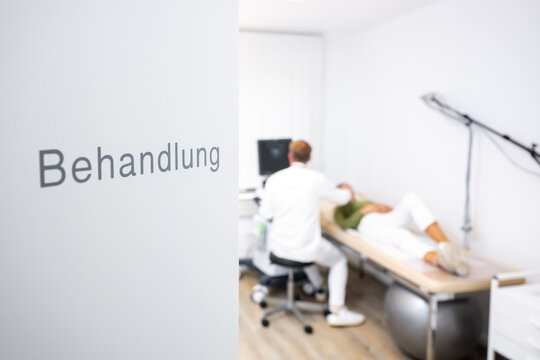 Arzt f&uuml;hrt bei einer Frau eine Ultraschalluntersuchung durch
