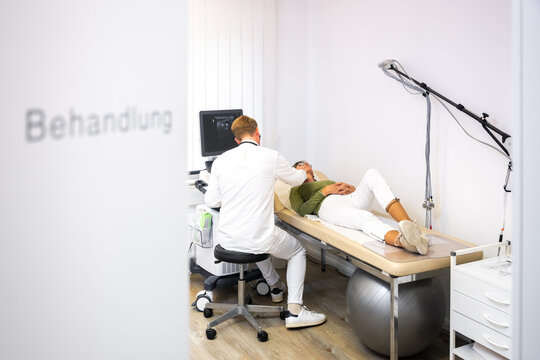 Arzt f&uuml;hrt bei einer Frau eine Ultraschalluntersuchung durch