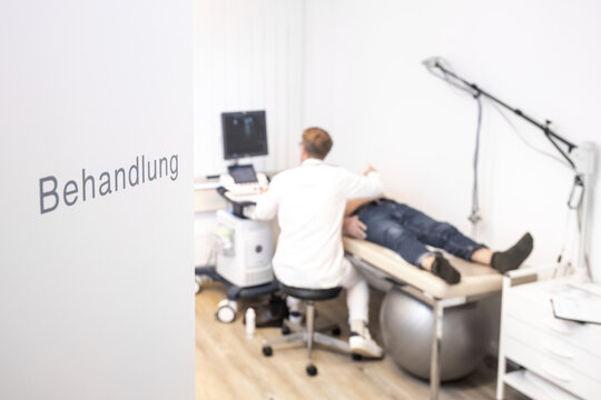 Behandlungszimmer einer Arztpraxis