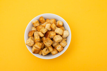 Crispy dry cubes of white bread in bowl