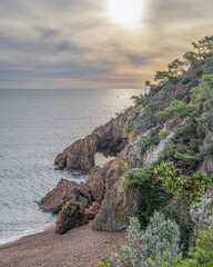 Coucher de soleil sur les roches rouges de la pointe de l'aiguille à Théoule sur la Côte d'Azur...