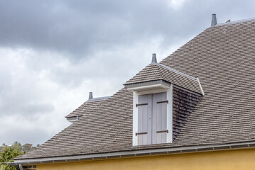 Toiture en bardeaux de maison coloniale avec fenêtres en chien assis