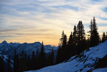blick vom Roßbrand Radstadt Richtung hohe Tauern im Sonnenuntergang unter blau Himmel mit Wolken zur goldenen Stunde