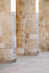 kamienne kolumny Larnaka Cypr - obrazy, fototapety, plakaty