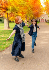 Obraz premium daughter and mother having fun in autumn park